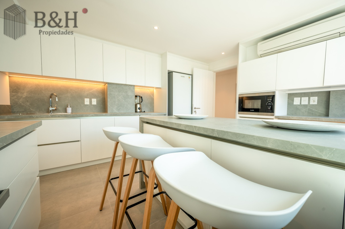 Apartamento ID.2651 - Espectacular PentHouse 4 Dormitorios, Terraza EXCLUSIVA & Todos los Servicios, Edificio ISABEL, Punta Del Este