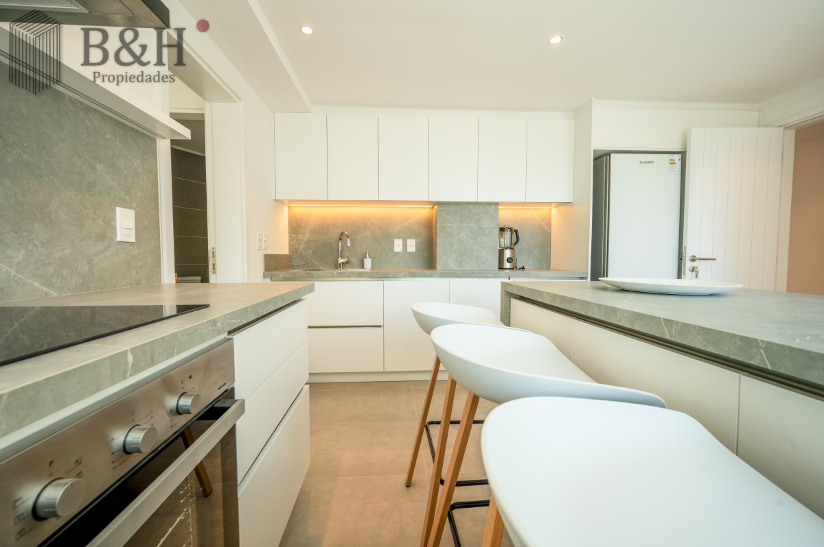 Apartamento ID.2651 - Espectacular PentHouse 4 Dormitorios, Terraza EXCLUSIVA & Todos los Servicios, Edificio ISABEL, Punta Del Este