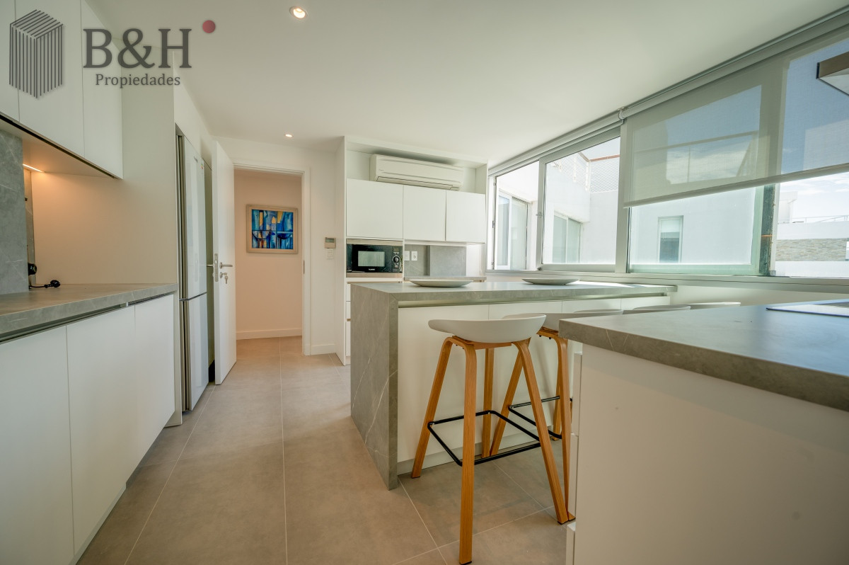 Apartamento ID.2651 - Espectacular PentHouse 4 Dormitorios, Terraza EXCLUSIVA & Todos los Servicios, Edificio ISABEL, Punta Del Este