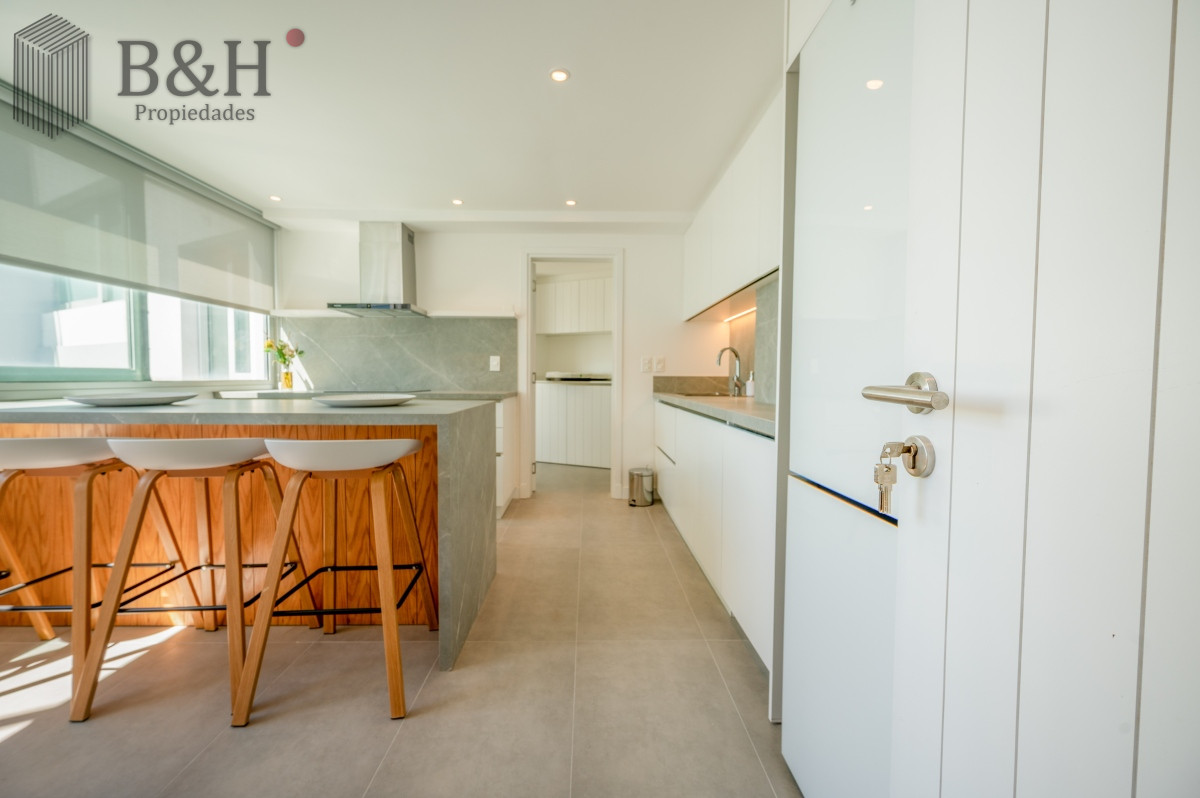 Apartamento ID.2651 - Espectacular PentHouse 4 Dormitorios, Terraza EXCLUSIVA & Todos los Servicios, Edificio ISABEL, Punta Del Este
