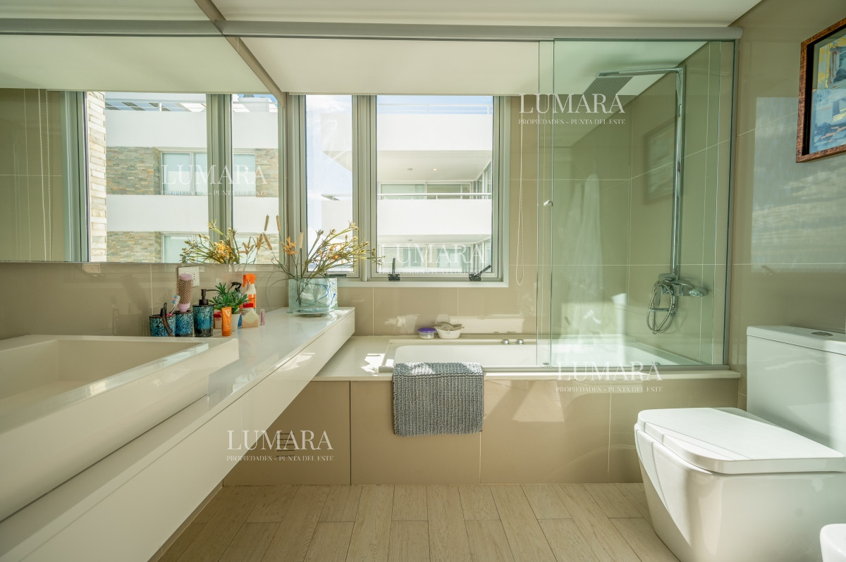Apartamento ID.1026 - Espectacular Piso Completo De 5 Dormitorios & Todos los Servicios, Edificio LUMIERE, Punta Del Este