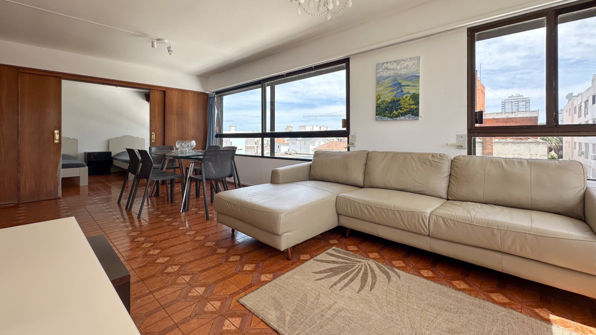 Apartamento de Gran Metraje | 4 Dormitorios + Serv. Punta del Este.