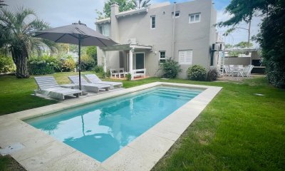 Impecable Casa 4 Dormitorios & Servicio, Jardín y Piscina en La Barra, Maldonado
