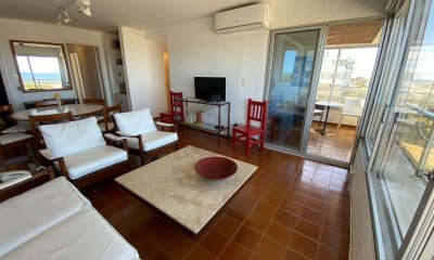 Apartamento 2 Dormitorios + Servicio, Parada 10 Brava, Primera Línea, Punta Del Este