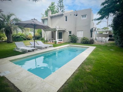 Impecable Casa 4 Dormitorios & Servicio, Jardín y Piscina en La Barra, Maldonado