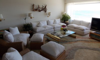Apartamento en venta de 3 dormitorios en primera línea en edificio Tunquelen II, Punta del Este.