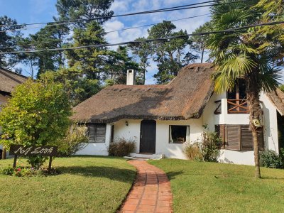 Casa en venta de 2 dormitorios en Pinares, Punta del Este.