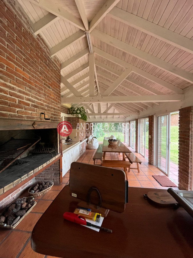 Casa ID.6400 - Casa en Venta, Cantegril, Punta del Este, 4 Dormitorios.