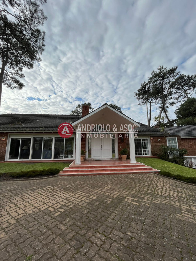 Casa ID.6400 - Casa en Venta, Cantegril, Punta del Este, 4 Dormitorios.