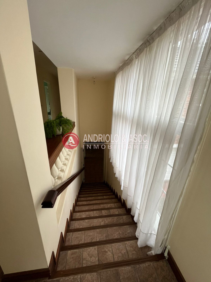 Casa ID.6400 - Casa en Venta, Cantegril, Punta del Este, 4 Dormitorios.