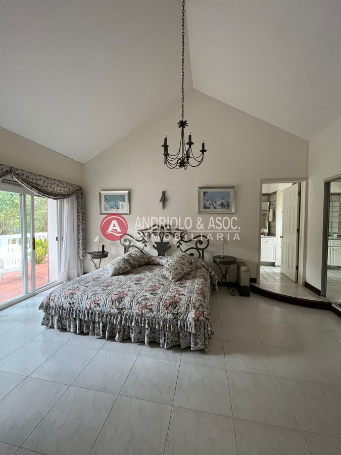 Casa ID.6400 - Casa en Venta, Cantegril, Punta del Este, 4 Dormitorios.