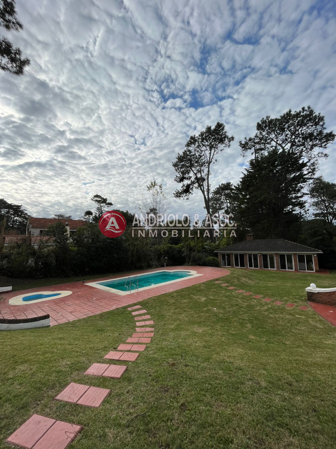 Casa ID.6400 - Casa en Venta, Cantegril, Punta del Este, 4 Dormitorios.