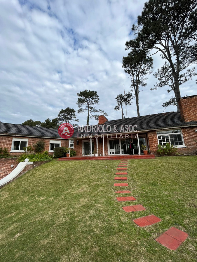 Casa ID.6400 - Casa en Venta, Cantegril, Punta del Este, 4 Dormitorios.
