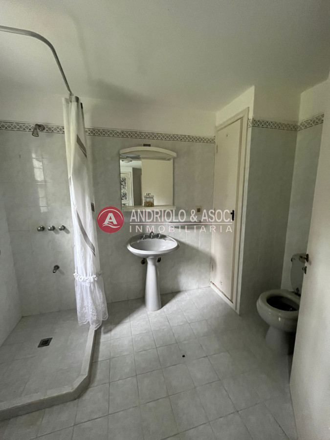 Casa ID.6400 - Casa en Venta, Cantegril, Punta del Este, 4 Dormitorios.