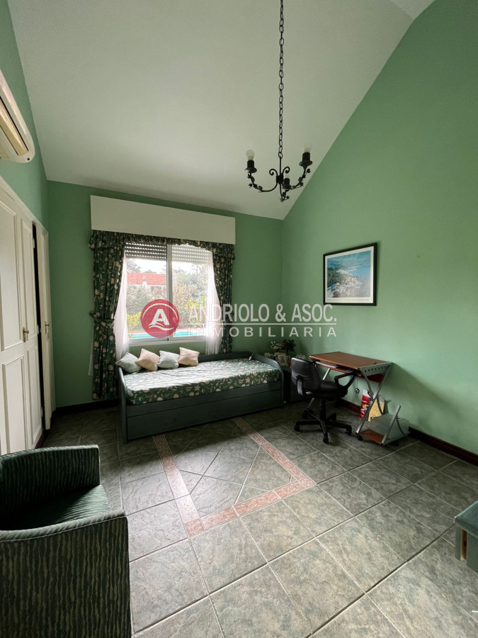 Casa ID.6400 - Casa en Venta, Cantegril, Punta del Este, 4 Dormitorios.