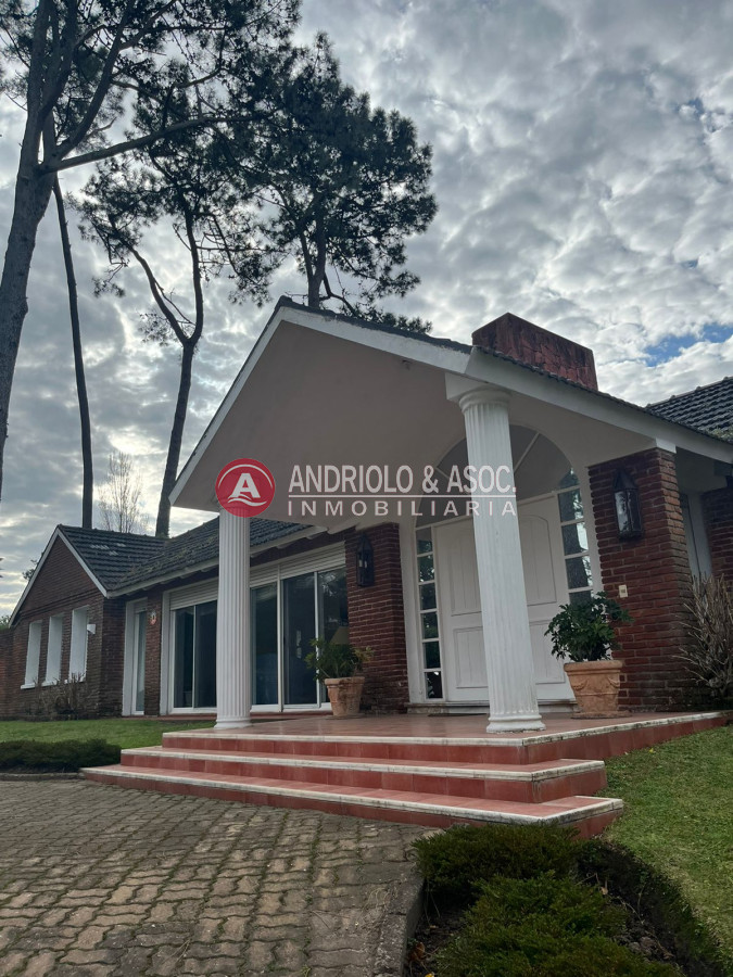 Casa ID.6400 - Casa en Venta, Cantegril, Punta del Este, 4 Dormitorios.