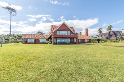 Mansión frente al mar, 720 m2 construidos. RECICLADA 