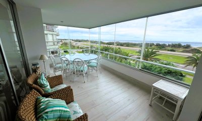 Apartamento en Brava, 3 suites más dependencia