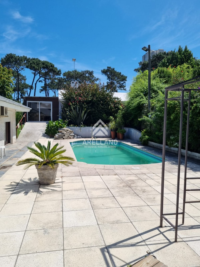 Casa ID.5085 - Casa a la venta de 5 dormitorios en Punta del Este