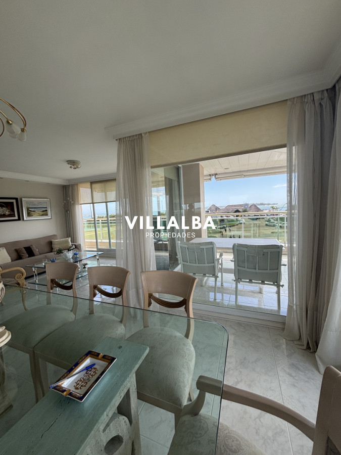 Apartamento ID.4305 - CORAL TOWER VENTA DE APARTAMENTO DE 3 SUITES + DEPENENDECNIA PLAYA MANSA PUNTA DEL ESTE