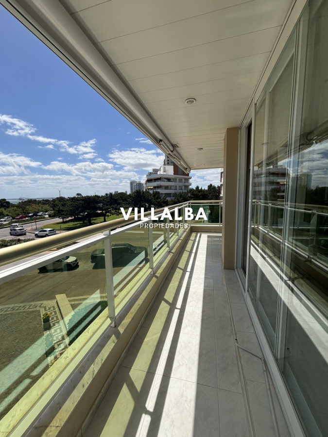 Apartamento ID.4305 - CORAL TOWER VENTA DE APARTAMENTO DE 3 SUITES + DEPENENDECNIA PLAYA MANSA PUNTA DEL ESTE