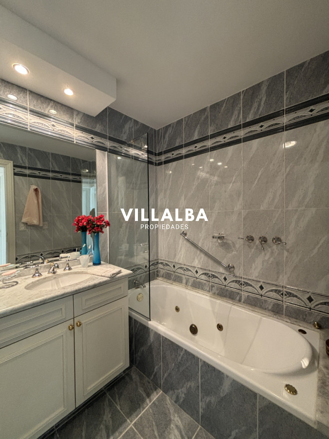 Apartamento ID.4305 - CORAL TOWER VENTA DE APARTAMENTO DE 3 SUITES + DEPENENDECNIA PLAYA MANSA PUNTA DEL ESTE