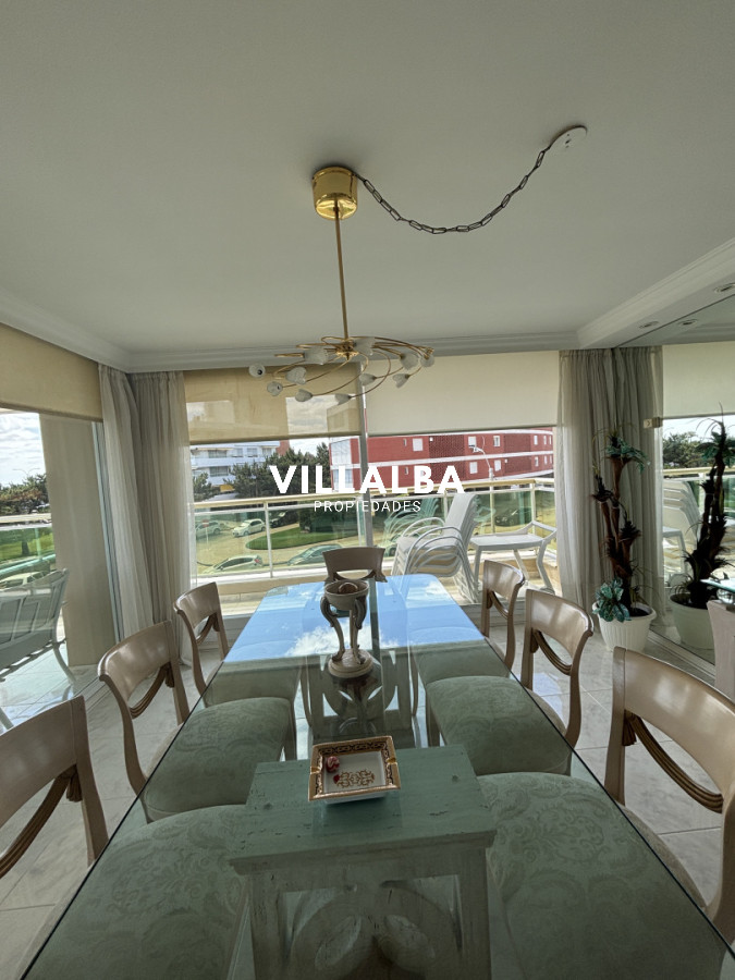 Apartamento ID.4305 - CORAL TOWER VENTA DE APARTAMENTO DE 3 SUITES + DEPENENDECNIA PLAYA MANSA PUNTA DEL ESTE