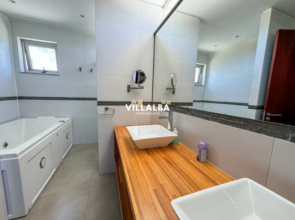 Casa ID.4199 - Casa en venta con 4 dormitorios frente a Laguna del Diario, Punta del Este, Maldonado