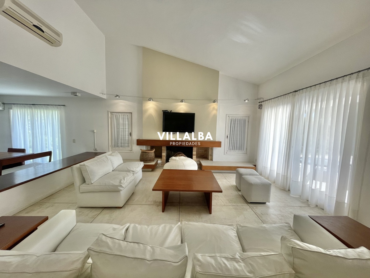 Apartamento ID.1943 - VENTA DE HERMOSA CASA DE 4 DORMITORIOS EN LUGANO PUNTA DEL ESTE 