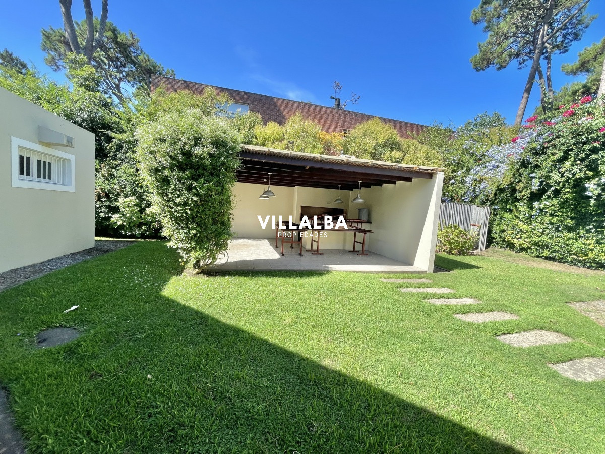 Apartamento ID.1943 - VENTA DE HERMOSA CASA DE 4 DORMITORIOS EN LUGANO PUNTA DEL ESTE 