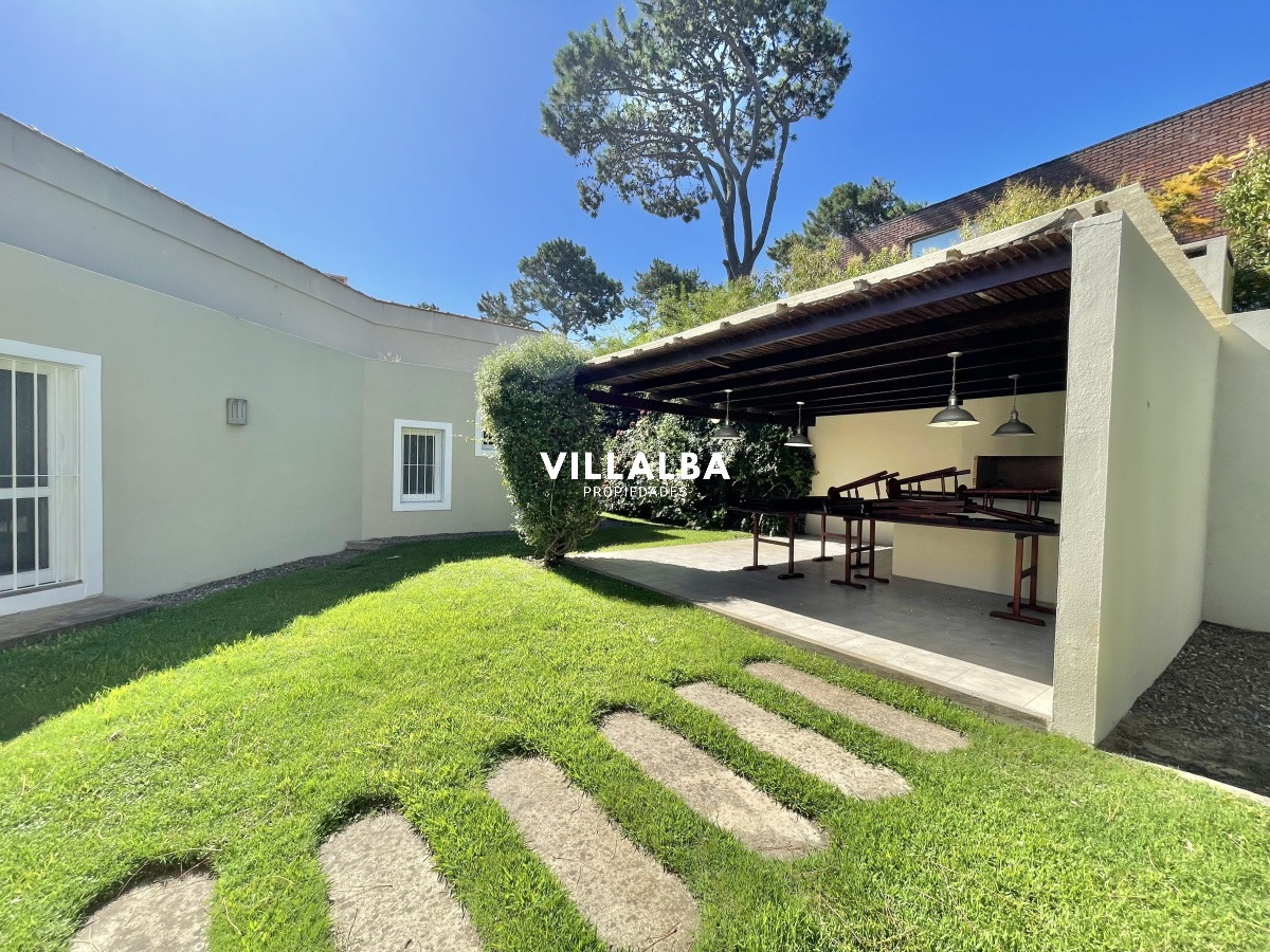 Apartamento ID.1943 - VENTA DE HERMOSA CASA DE 4 DORMITORIOS EN LUGANO PUNTA DEL ESTE 