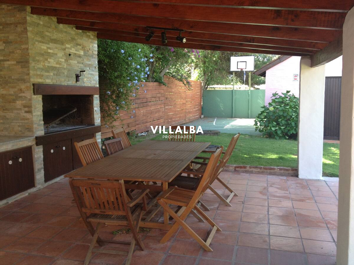 Apartamento ID.4733 - Casa en Alquiler, Pinares, Punta del Este, 4 Dormitorios.