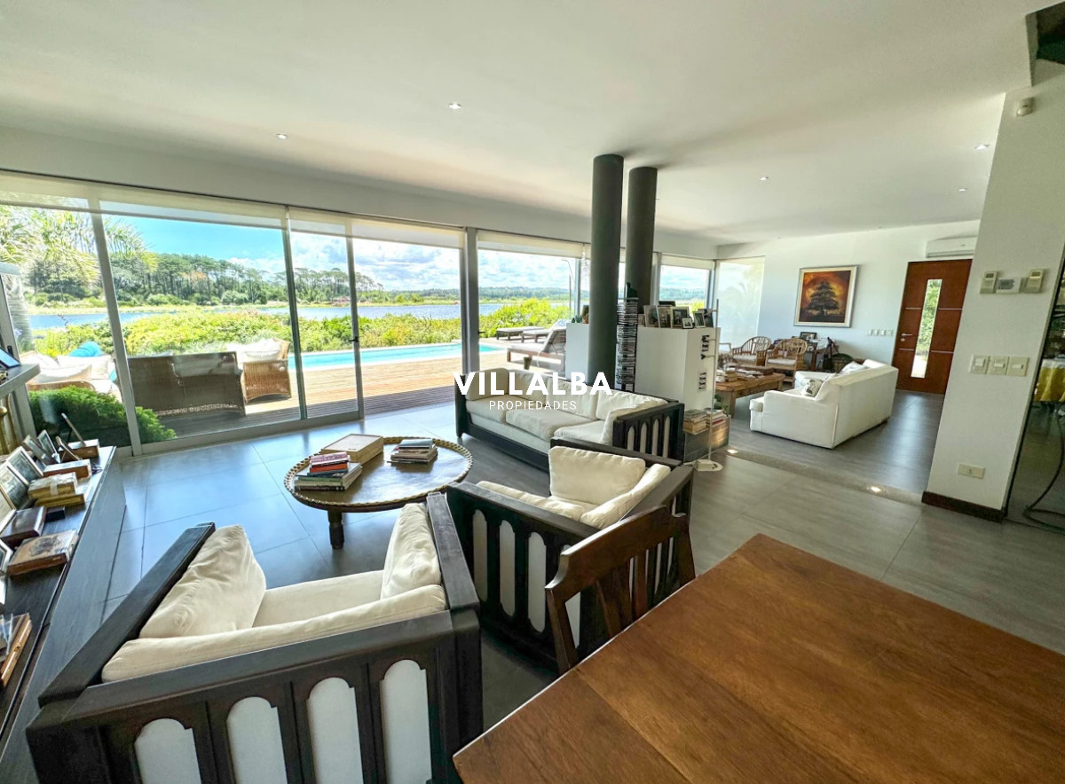 Casa ID.4199 - Casa en venta con 4 dormitorios frente a Laguna del Diario, Punta del Este, Maldonado