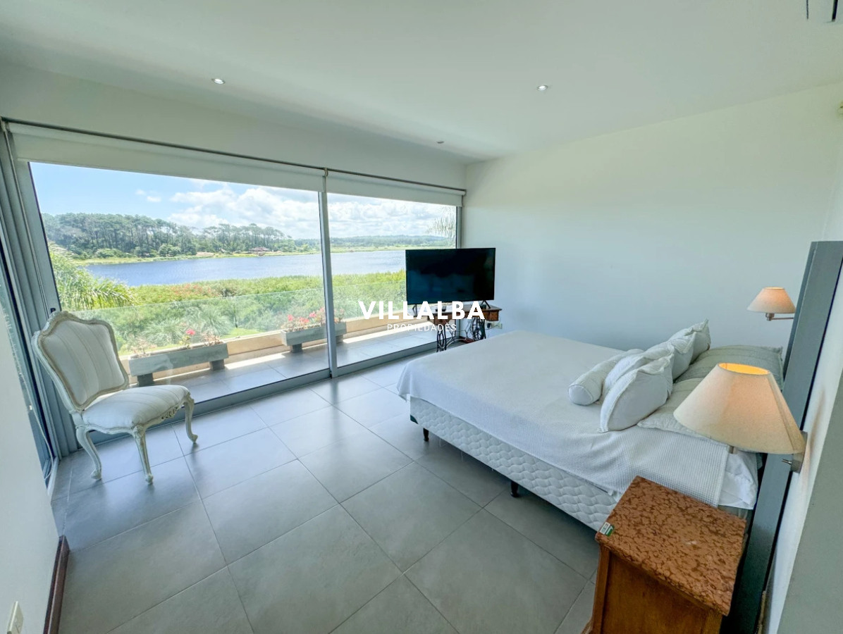 Casa ID.4199 - Casa en venta con 4 dormitorios frente a Laguna del Diario, Punta del Este, Maldonado