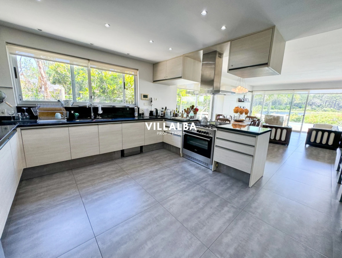 Casa ID.4199 - Casa en venta con 4 dormitorios frente a Laguna del Diario, Punta del Este, Maldonado