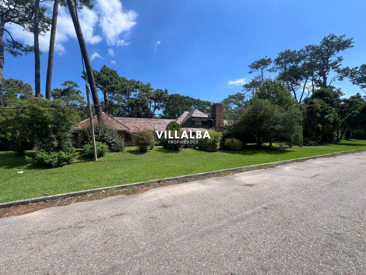 Casa ID.4518 - Exclusiva Residencia en la Zona Más Prestigiosa de Punta del Este