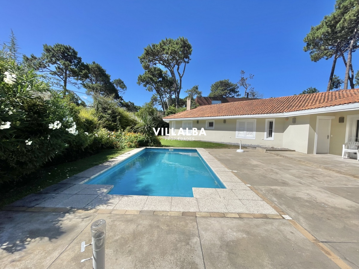 Apartamento ID.1943 - VENTA DE HERMOSA CASA DE 4 DORMITORIOS EN LUGANO PUNTA DEL ESTE 