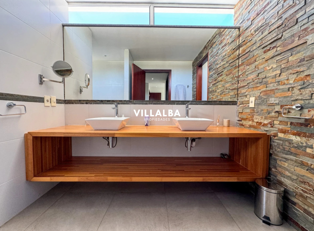 Casa ID.4199 - Casa en venta con 4 dormitorios frente a Laguna del Diario, Punta del Este, Maldonado