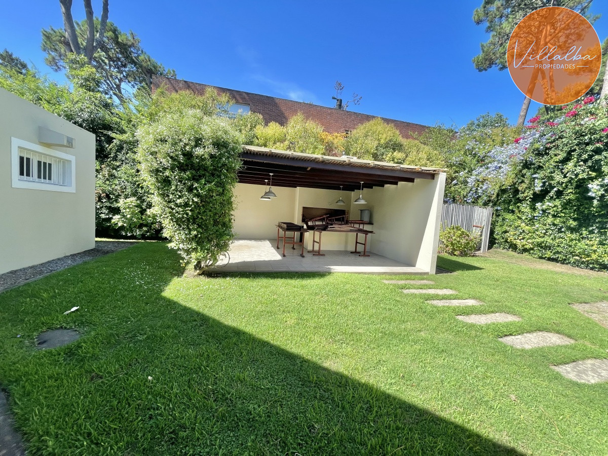 Casa ID.1943 - VENTA DE HERMOSA CASA DE 4 DORMITORIOS EN LUGANO PUNTA DEL ESTE 