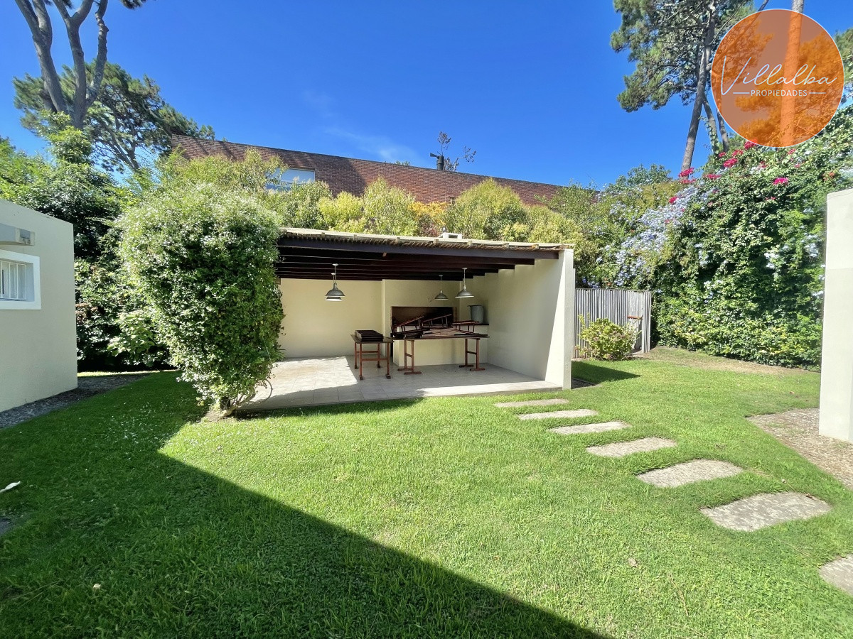 Casa ID.1943 - VENTA DE HERMOSA CASA DE 4 DORMITORIOS EN LUGANO PUNTA DEL ESTE 