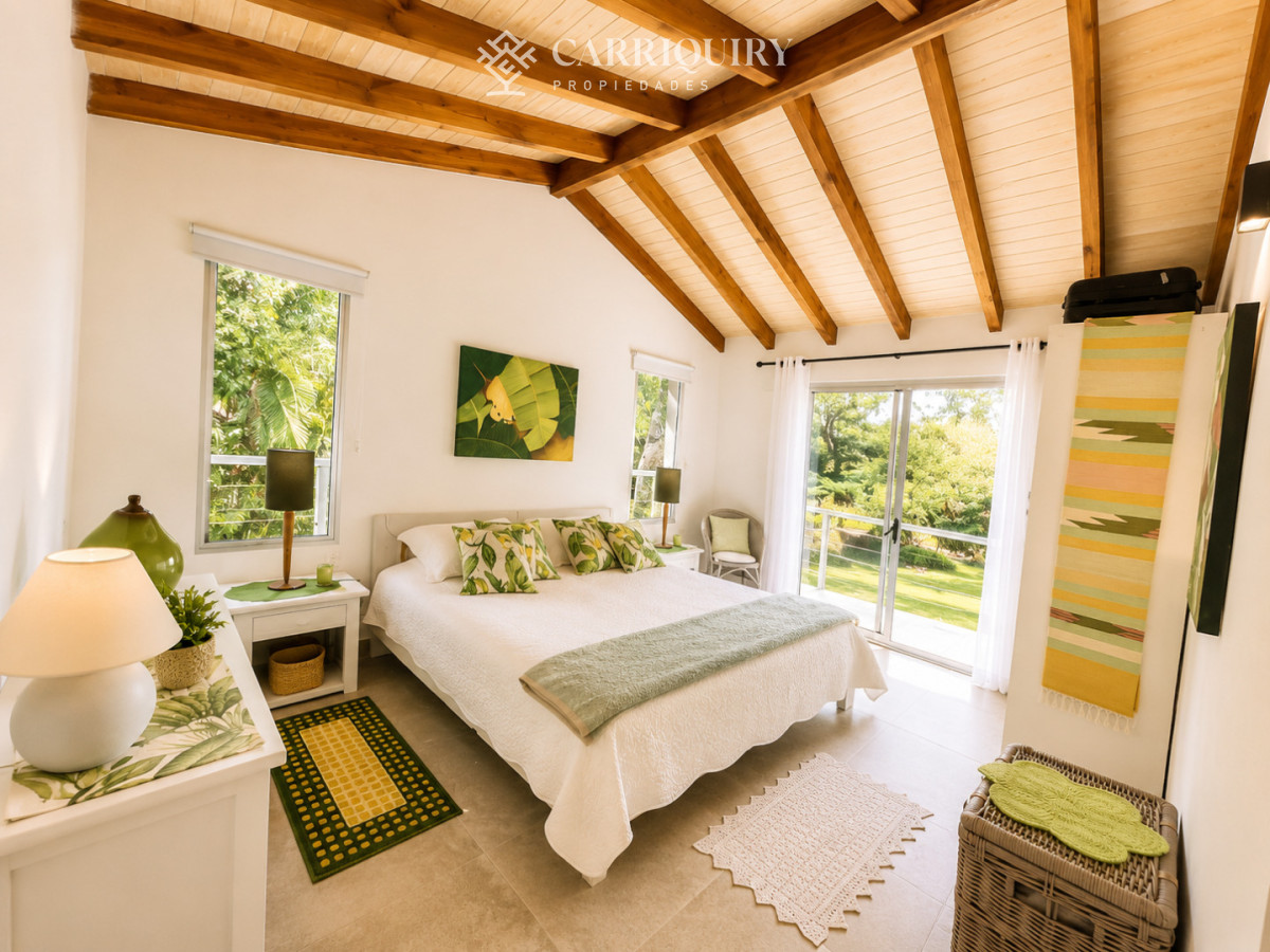 Casa ID.10280/Venta-casa-de-5-dormitorios-en-barrio-Golf,-Punta-del-Este - Casa en Golf - Punta del Este a pasos del mar