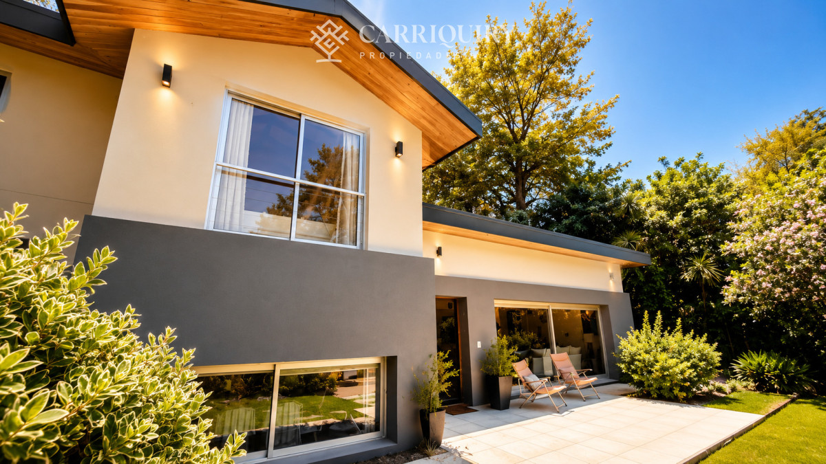 Casa ID.10280/Venta-casa-de-5-dormitorios-en-barrio-Golf,-Punta-del-Este - Casa en Golf - Punta del Este a pasos del mar