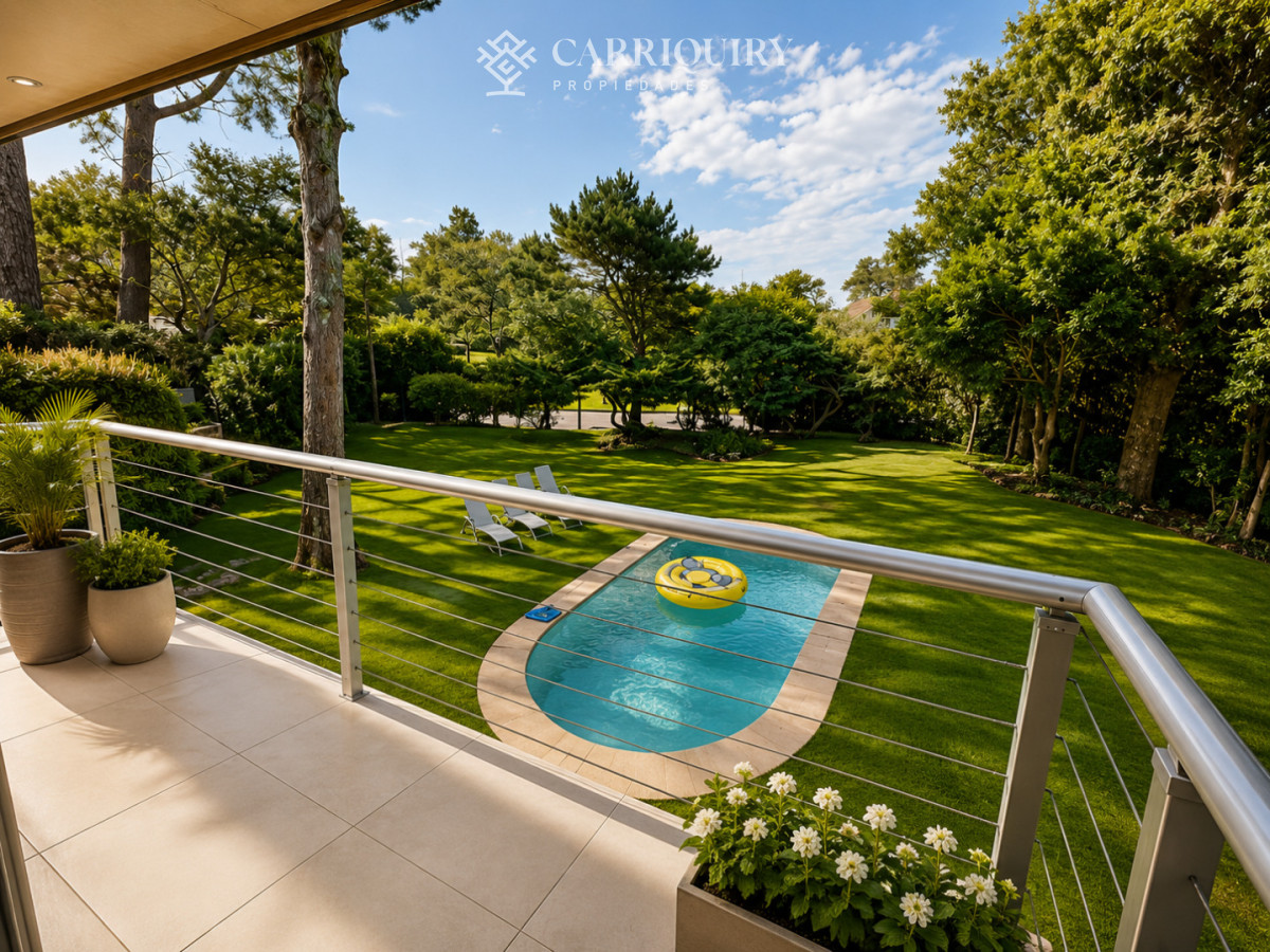 Casa ID.10280/Venta-casa-de-5-dormitorios-en-barrio-Golf,-Punta-del-Este - Casa en Golf - Punta del Este a pasos del mar