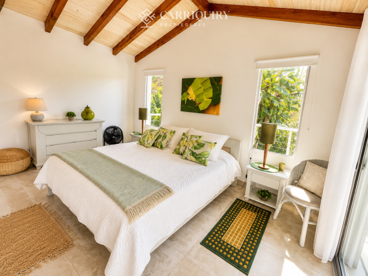 Casa ID.10280/Venta-casa-de-5-dormitorios-en-barrio-Golf,-Punta-del-Este - Casa en Golf - Punta del Este a pasos del mar