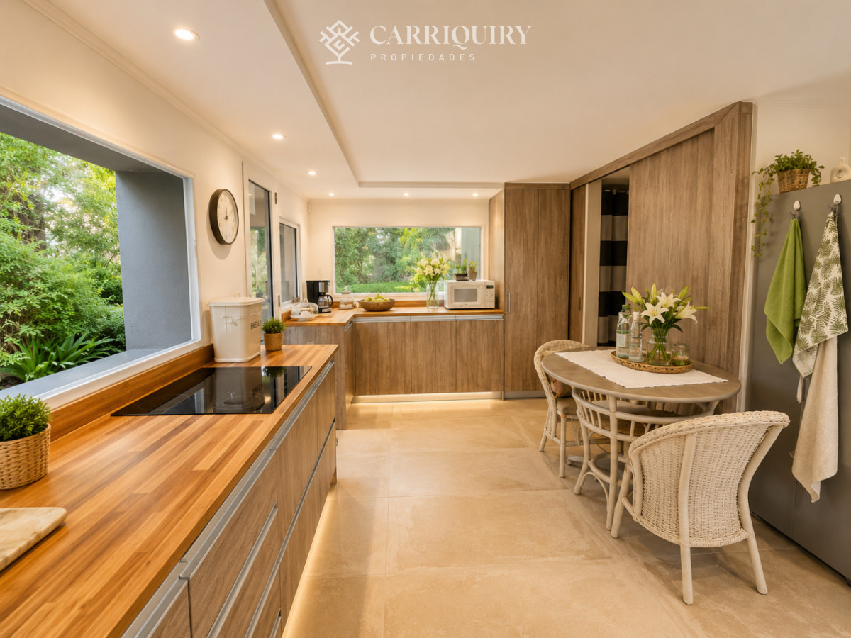 Casa ID.10280/Venta-casa-de-5-dormitorios-en-barrio-Golf,-Punta-del-Este - Casa en Golf - Punta del Este a pasos del mar