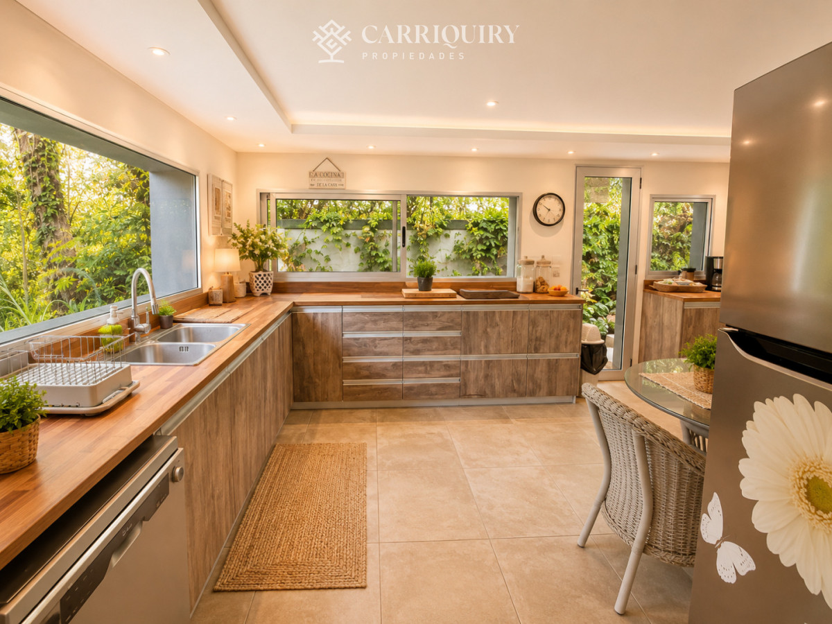 Casa ID.10280/Venta-casa-de-5-dormitorios-en-barrio-Golf,-Punta-del-Este - Casa en Golf - Punta del Este a pasos del mar