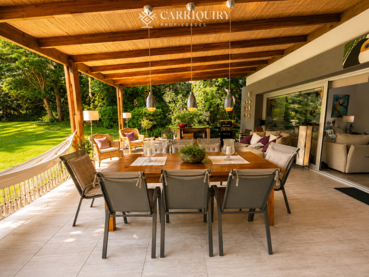 Casa ID.10280/Venta-casa-de-5-dormitorios-en-barrio-Golf,-Punta-del-Este - Casa en Golf - Punta del Este a pasos del mar
