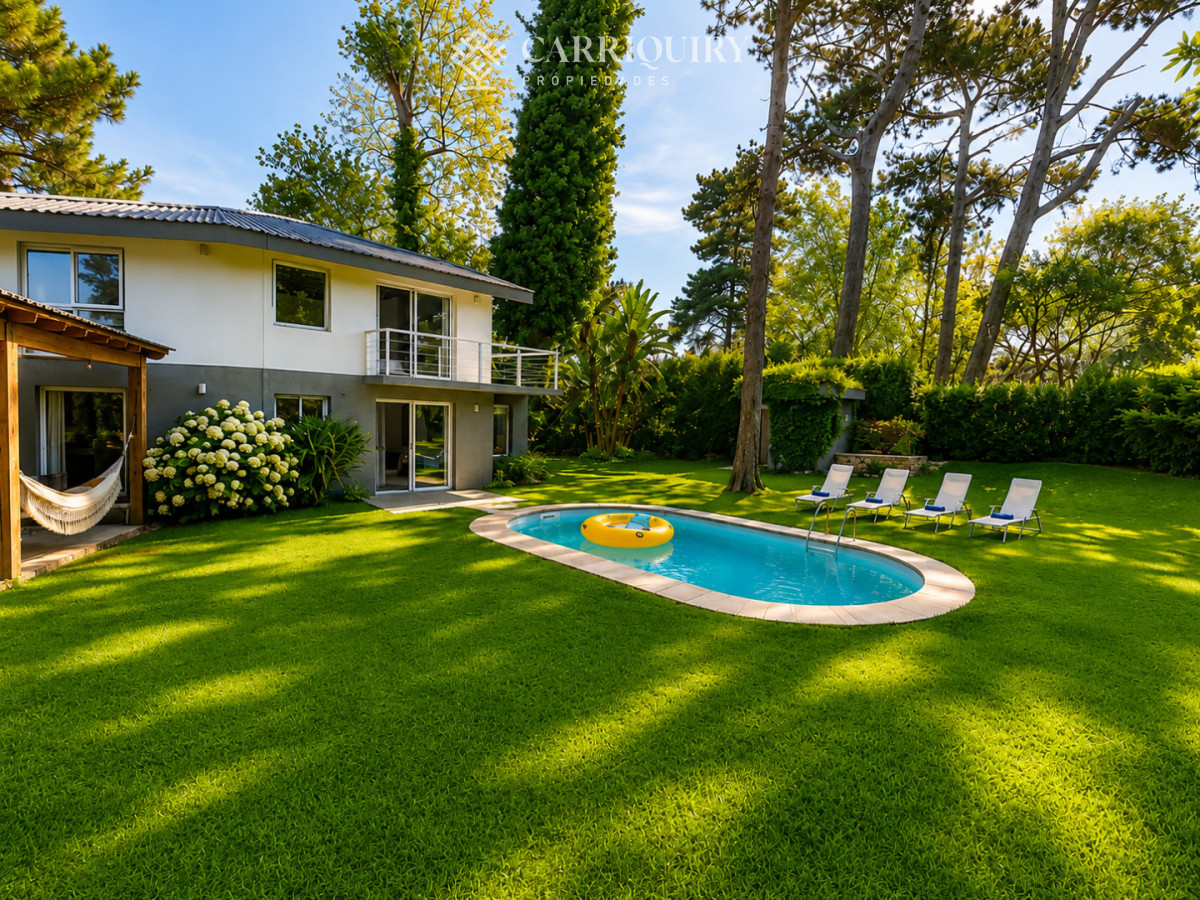 Casa ID.10280/Venta-casa-de-5-dormitorios-en-barrio-Golf,-Punta-del-Este - Casa en Golf - Punta del Este a pasos del mar
