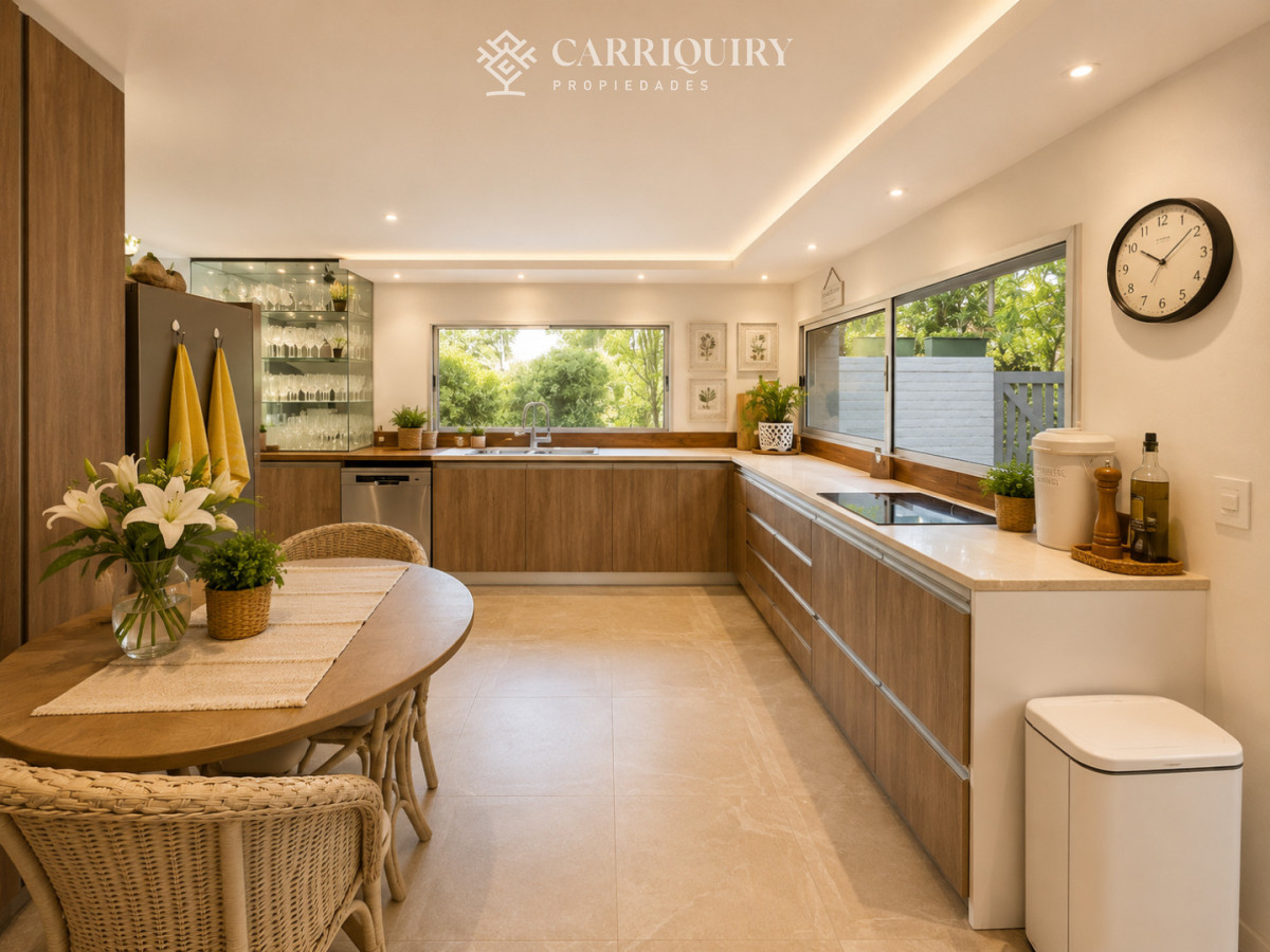 Casa ID.10280/Venta-casa-de-5-dormitorios-en-barrio-Golf,-Punta-del-Este - Casa en Golf - Punta del Este a pasos del mar
