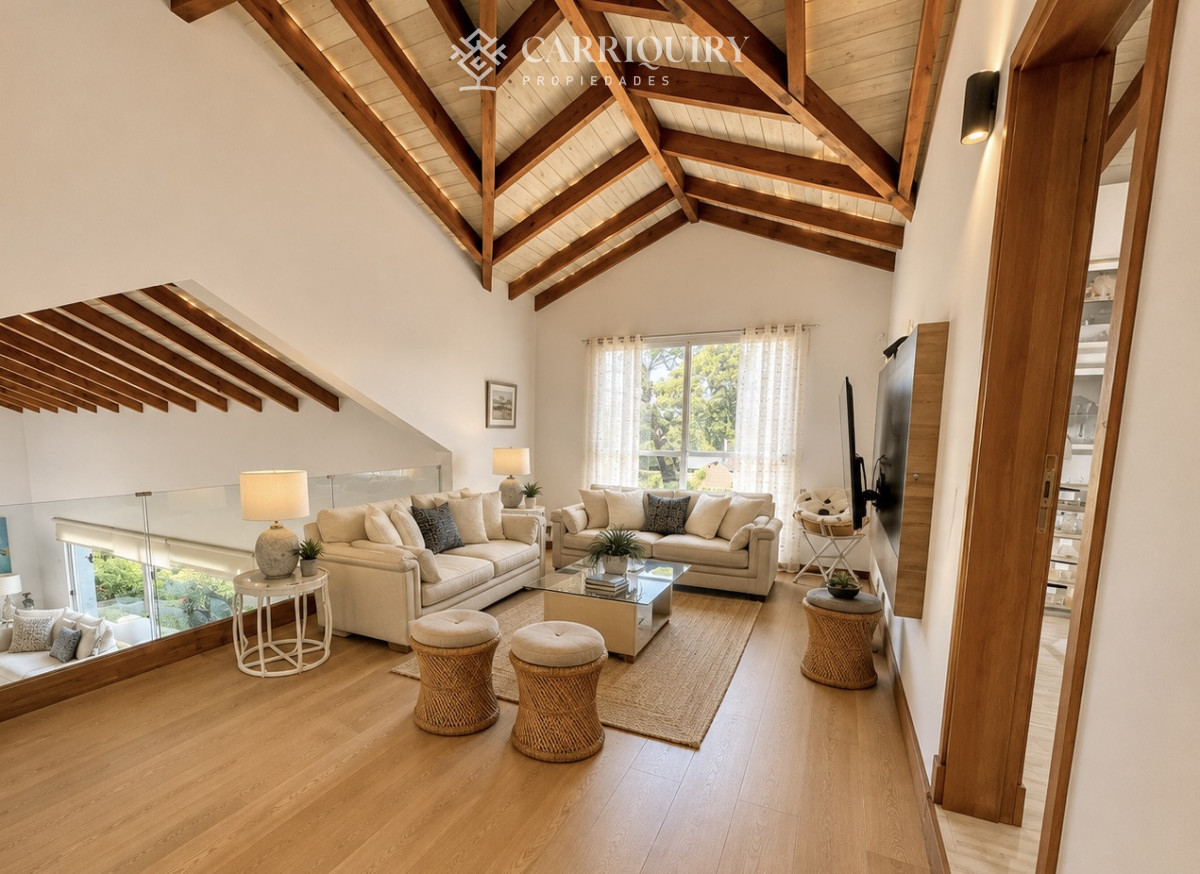 Casa ID.10280/Venta-casa-de-5-dormitorios-en-barrio-Golf,-Punta-del-Este - Casa en Golf - Punta del Este a pasos del mar